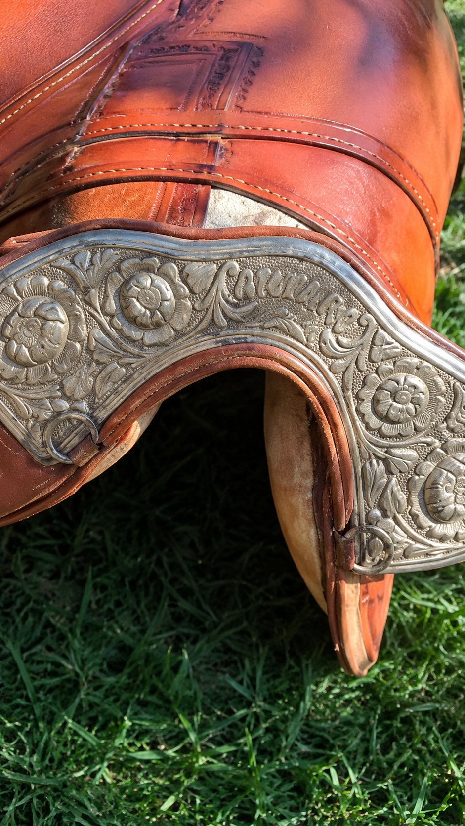 Detalhe de sela com relevo em prata trabalhada à mão
